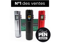 Il y a sur l'image trois machines sans fil Travel Pen Sense. Une grise, une noir et une rouge avec en arrière plan une boite de la machine couché.